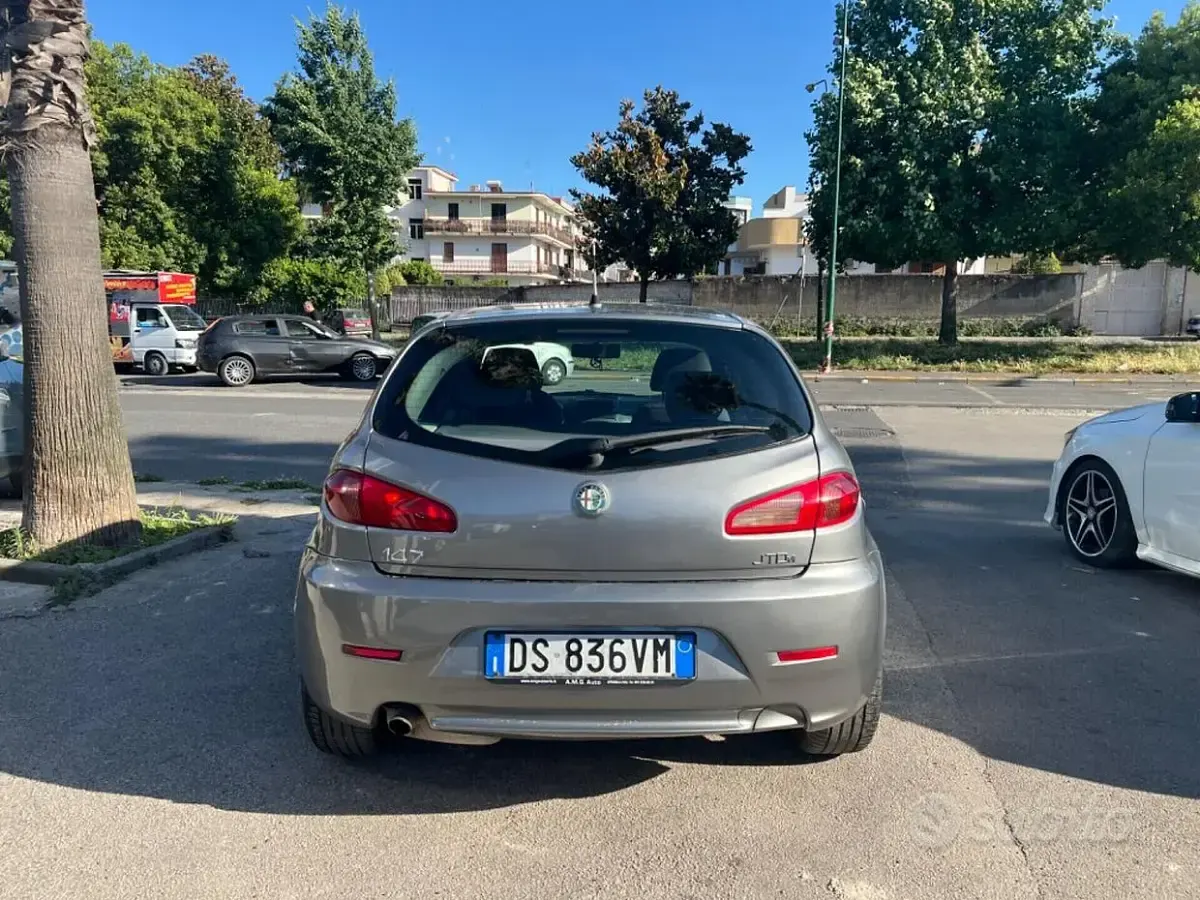 Usata Alfa Romeo 147 Distinctive 120 CV (88 kW) 2008 Grigio Utilitaria