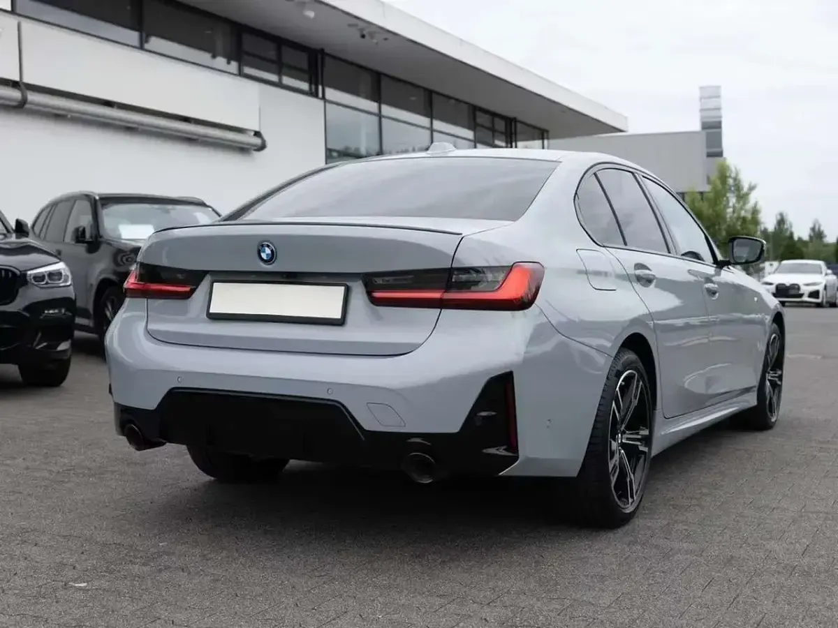 Usata BMW 330e M Sport 292 CV (214 kW) 2025 Grigio Berlina