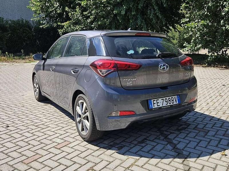 Grigio Usata 2016 Hyundai i20 Classic Due volumi | 7500 € (Buon prezzo) - Immagine 1/4