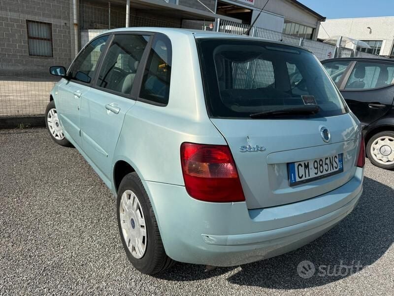 Usata 2004 Fiat Stilo Tre volumi | 700 € (Ottimo prezzo) - Immagine 1/4