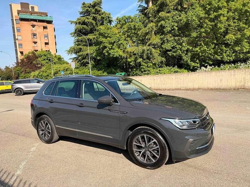 Usata VW Tiguan Life 131 CV (96 kW) 2023 Grigio SUV