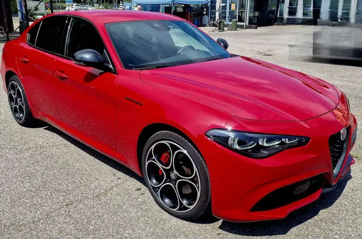 Usata Alfa Romeo Giulia Competizione 280 CV (205 kW) 2023 Rosso brillante Berlina