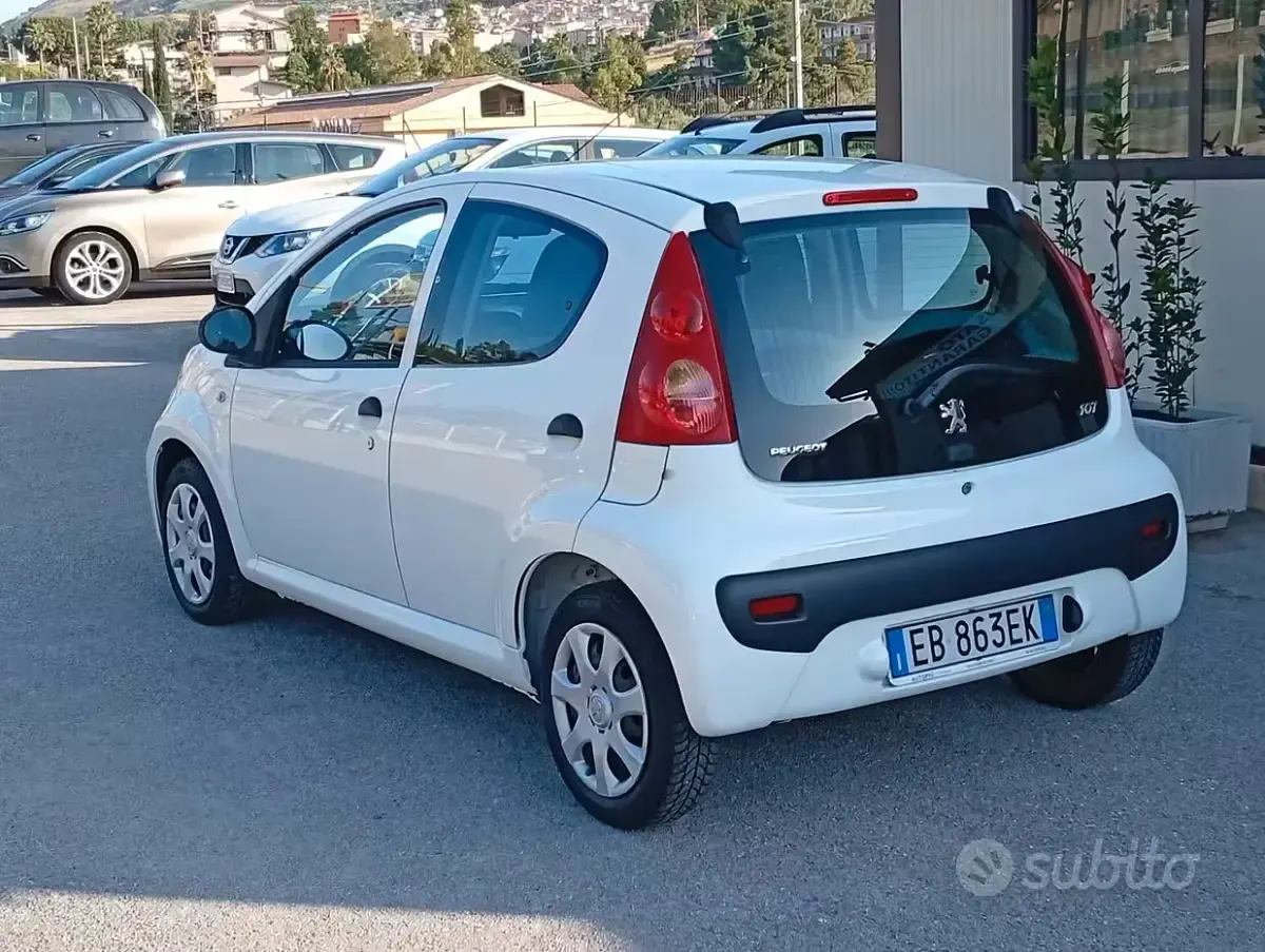 Usata Peugeot 107 68 CV (50 kW) 2011 Bianco Utilitaria