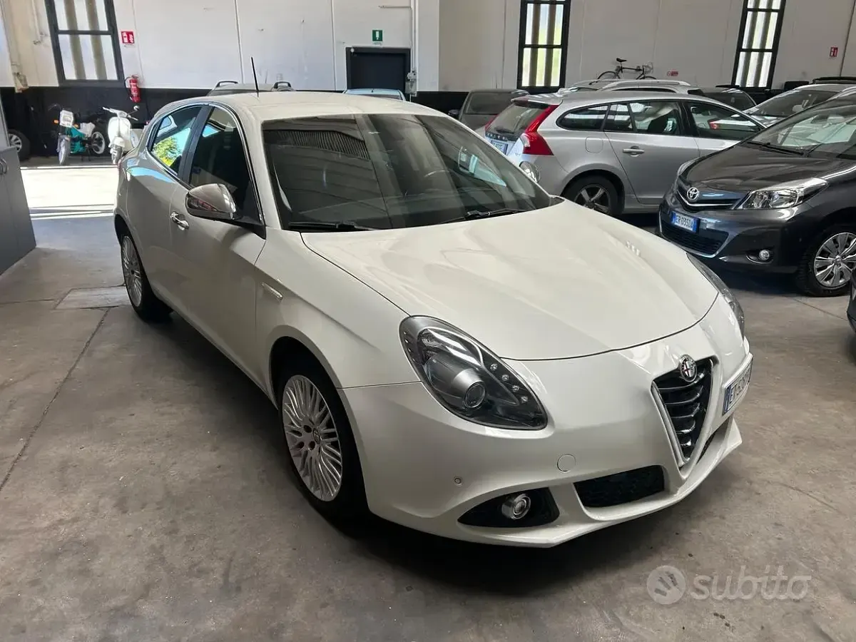 Usata Alfa Romeo Giulietta Distinctive 105 CV (77 kW) 2014 Bianco Utilitaria