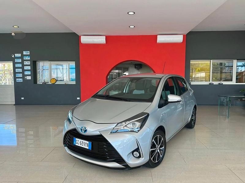Usata Toyota Yaris Hybrid Lounge 92 CV (67 kW) 2020 Argento Utilitaria