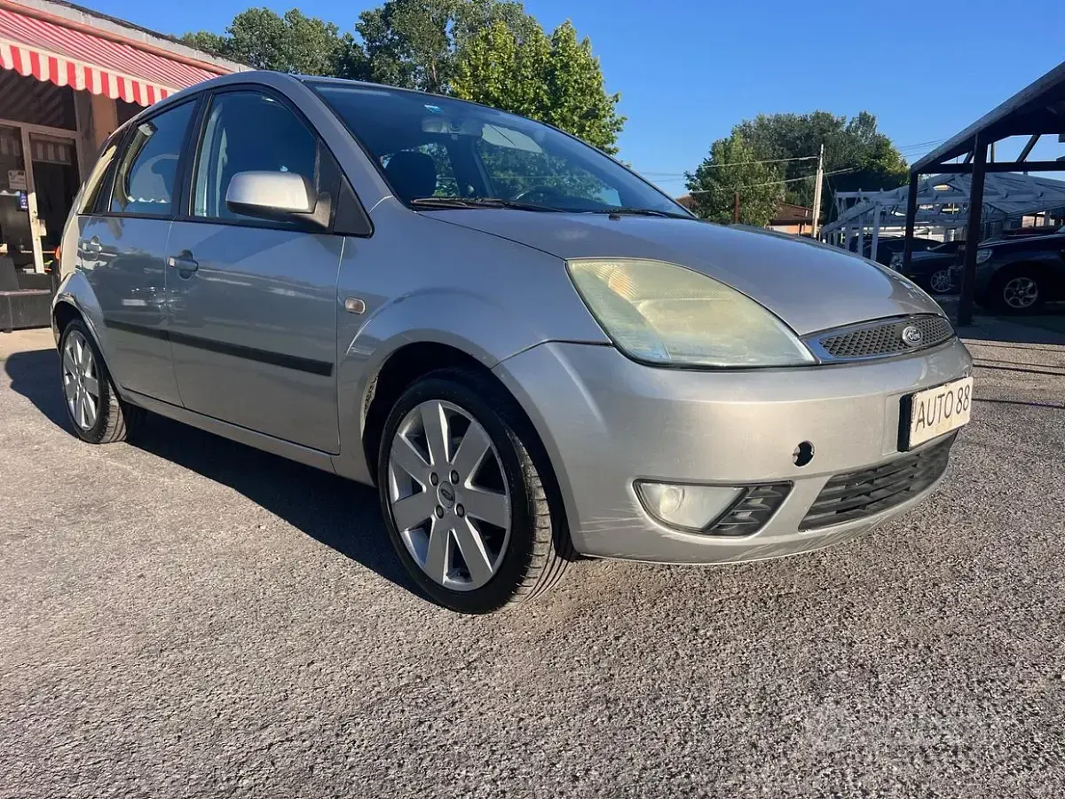 Usata Ford Fiesta Ghia 75 CV (55 kW) 2005 Grigio Utilitaria