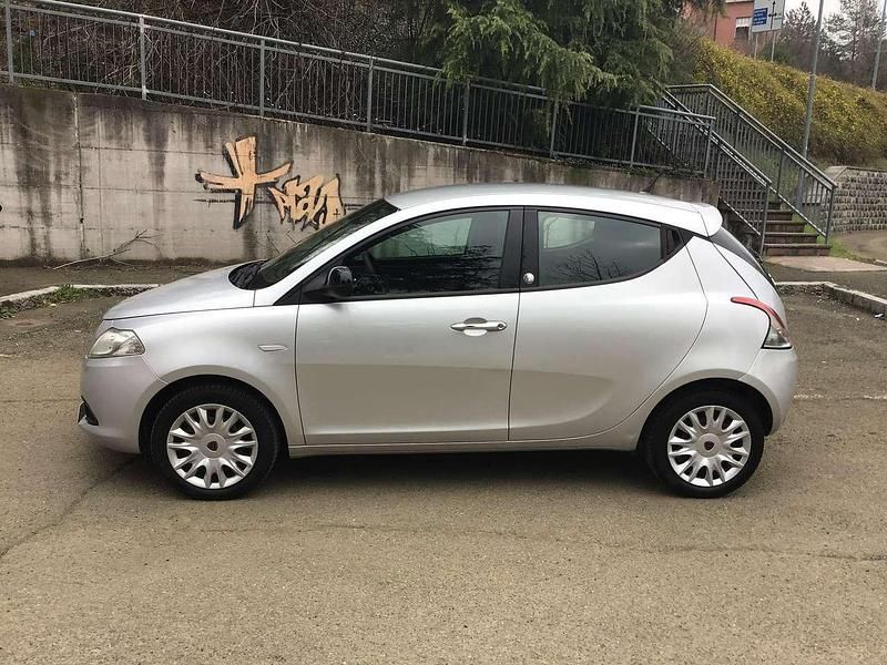 Usata Lancia Ypsilon Silver 69 CV (50 kW) 2013 Argento Utilitaria