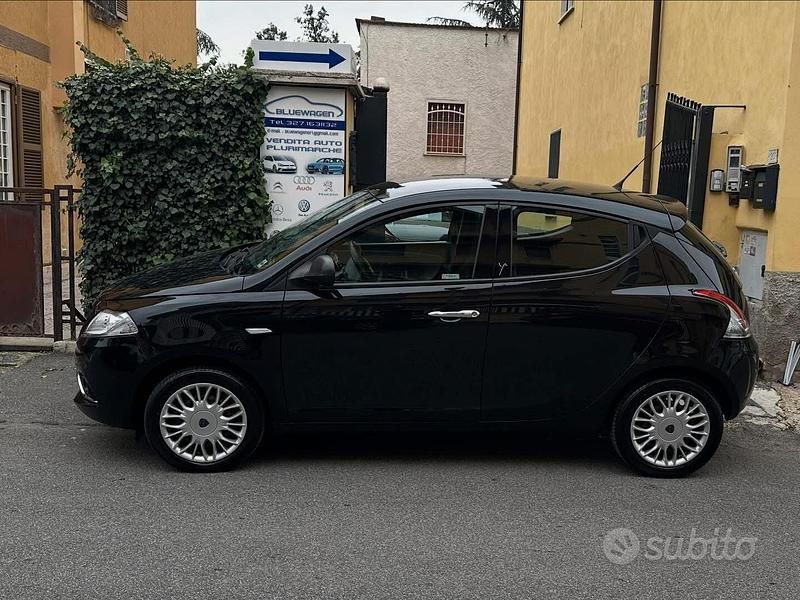 Usata Lancia Ypsilon 69 CV (50 kW) 2017 Nero Utilitaria