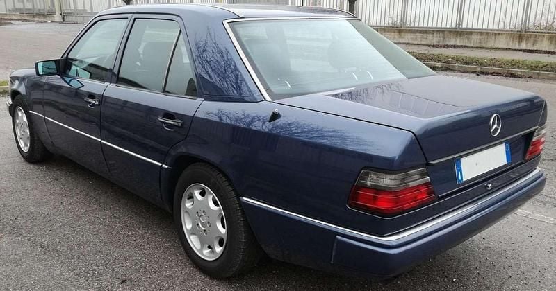Usata Mercedes E300 150 CV (110 kW) 1992 Blu/azzurro Berlina