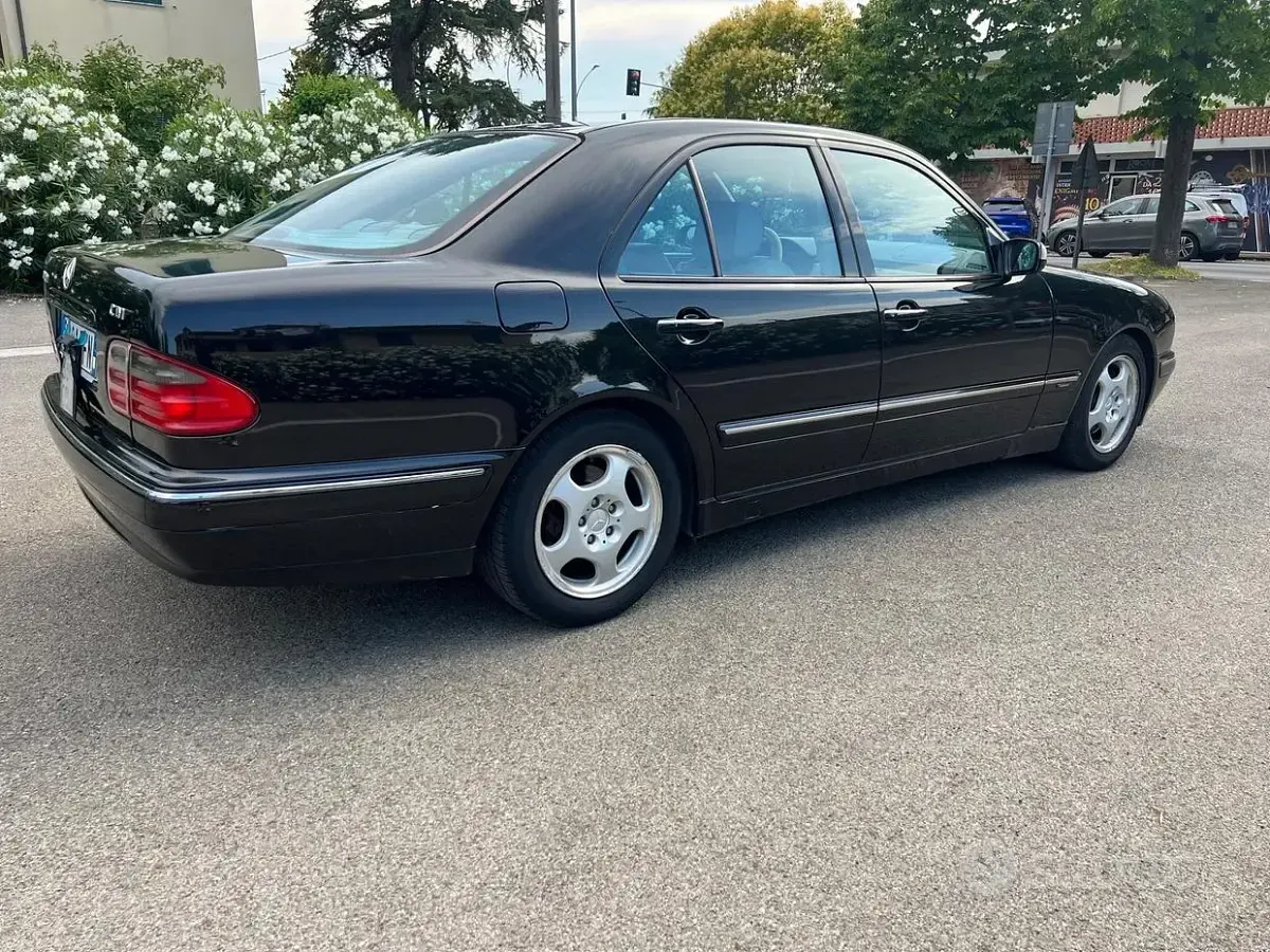Usata Mercedes E270 Avantgarde 170 CV (125 kW) 2000 Nero Berlina