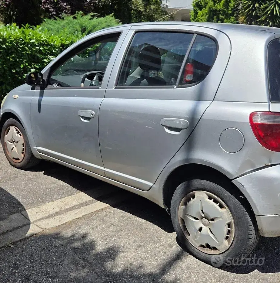 Usata Toyota Yaris 86 CV (63 kW) 2001 Berlina