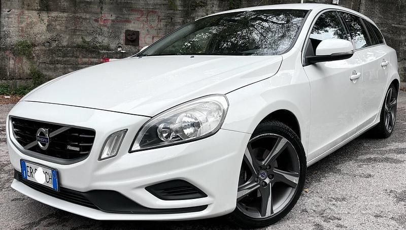 Usata Volvo V60 R-Design Kinetic 136 CV (100 kW) 2013 Bianco Station wagon