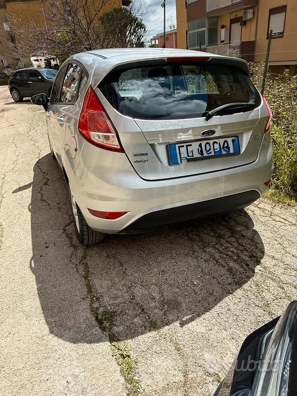 Usata Ford Fiesta 95 CV (69 kW) 2013 Grigio Utilitaria