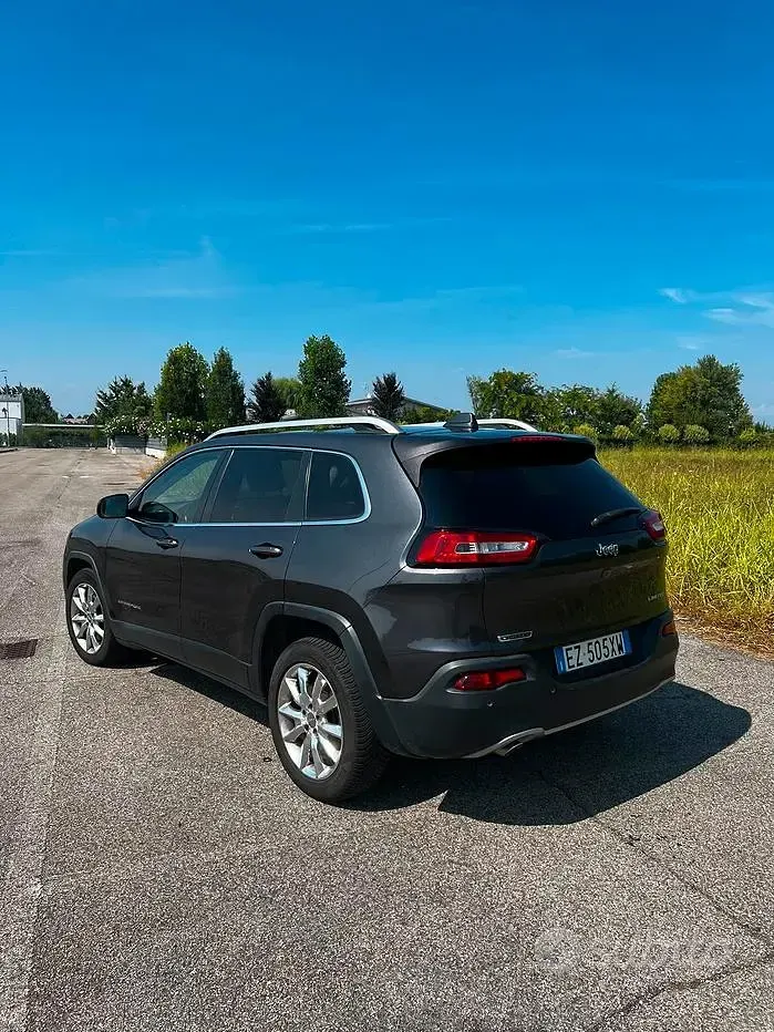 Usata Jeep Cherokee Limited 140 CV (102 kW) 2015 Grigio SUV