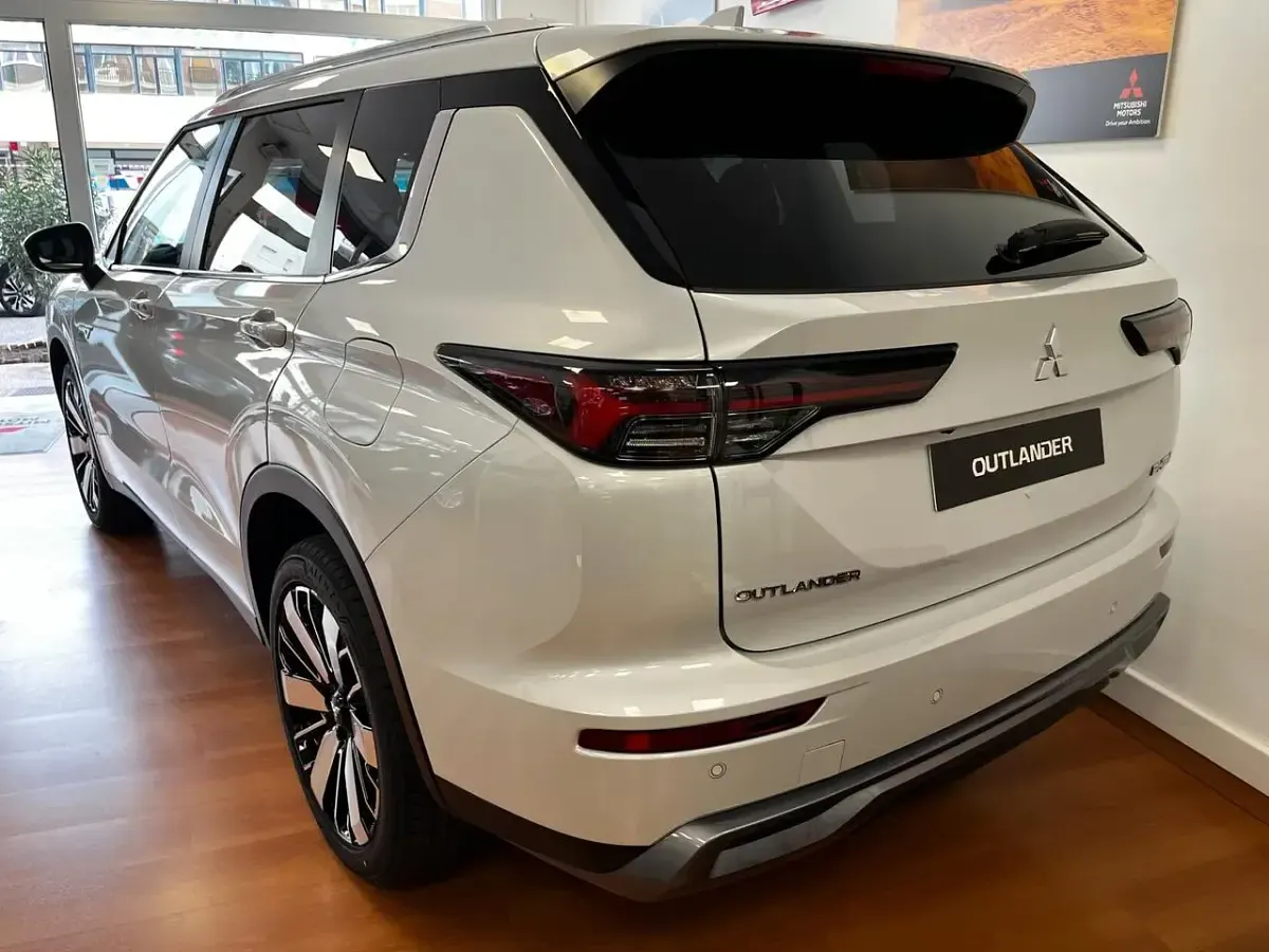 Nuova Mitsubishi Outlander P-HEV 305 CV (224 kW) 2026 Argento SUV