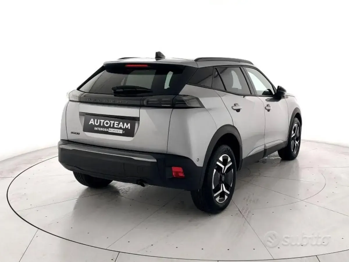 Usata Peugeot 2008 Allure 100 CV (73 kW) 2024 Grigio SUV
