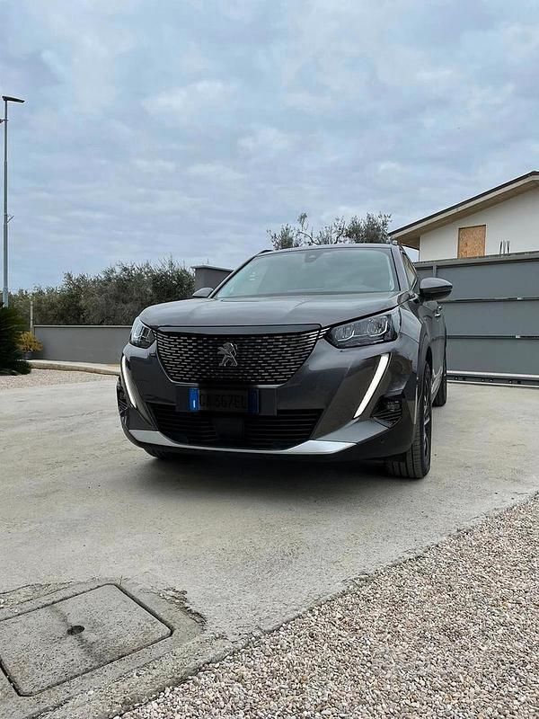 Grigio Usata 2020 Peugeot 2008 SUV | 13.000 € (Ottimo prezzo) - Immagine 1/4
