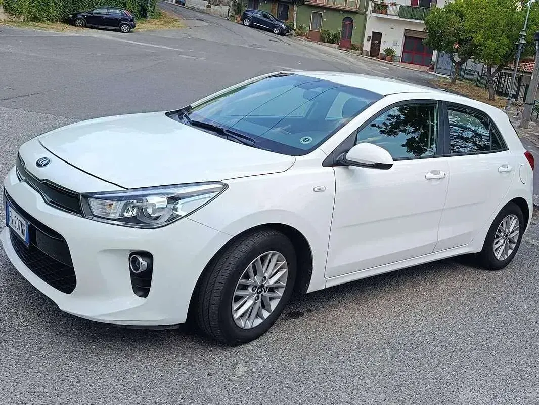 Usata Kia Rio 84 CV (61 kW) 2019 Bianco Berlina