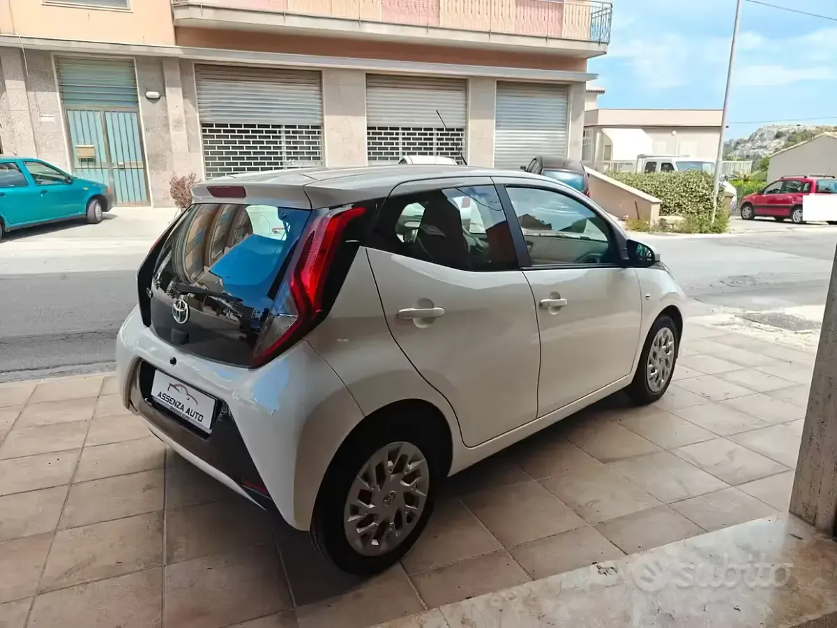 Usata Toyota Aygo Connect Style 72 CV (52 kW) 2020 Bianco Utilitaria