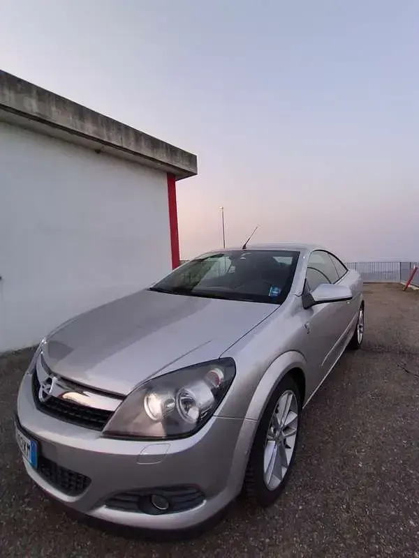 Usata Opel Astra Cosmo 105 CV (77 kW) 2006 Grigio Cabrio