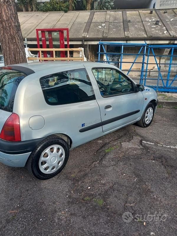 Usata Renault Clio 78 CV (57 kW) 2000 Grigio Monovolume
