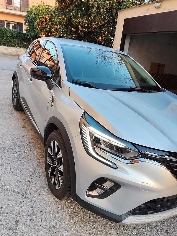 Usata Renault Captur 100 CV (73 kW) 2023 Grigio SUV