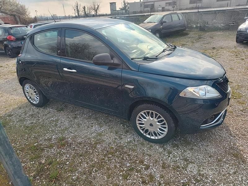 Usata Lancia Ypsilon 69 CV (50 kW) 2016 Blu Utilitaria