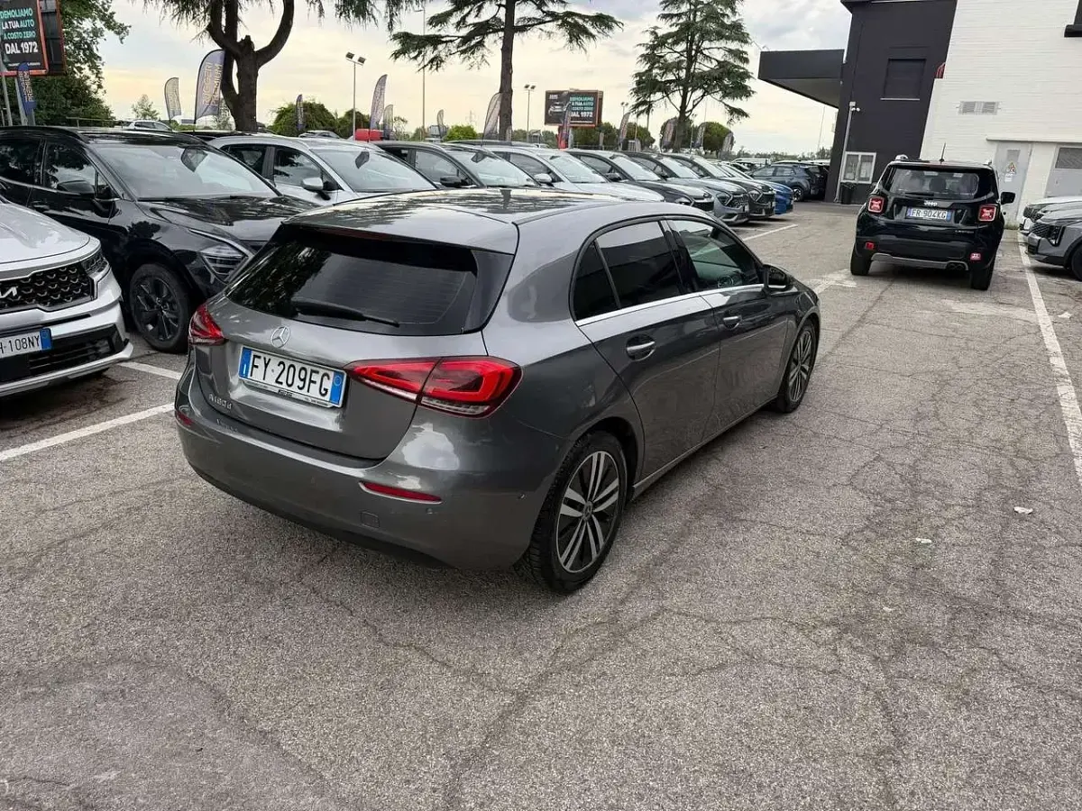 Usata Mercedes A180 116 CV (85 kW) 2019 Grigio Berlina