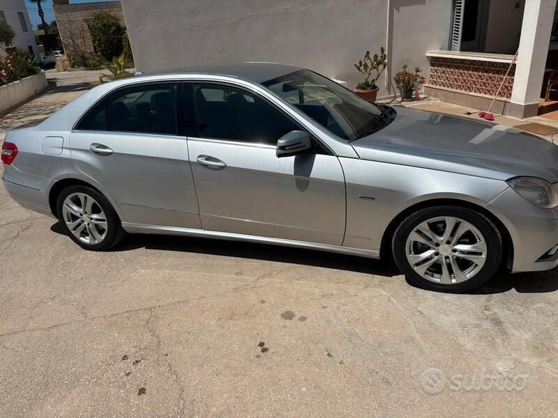 Usata Mercedes E220 170 CV (125 kW) 2009 Grigio Berlina