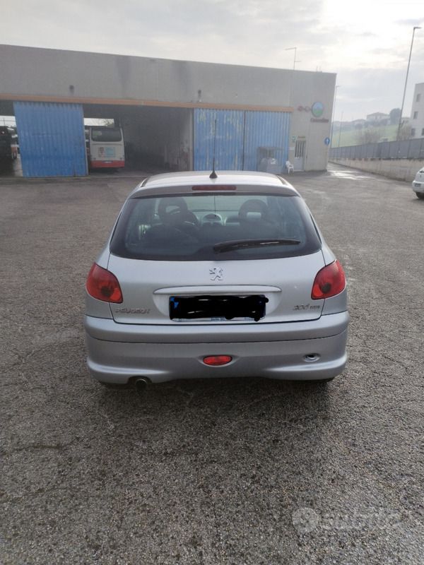 Grigio Usata 2009 Peugeot 206 Tre volumi | 3500 € (Buon prezzo) - Immagine 1/4