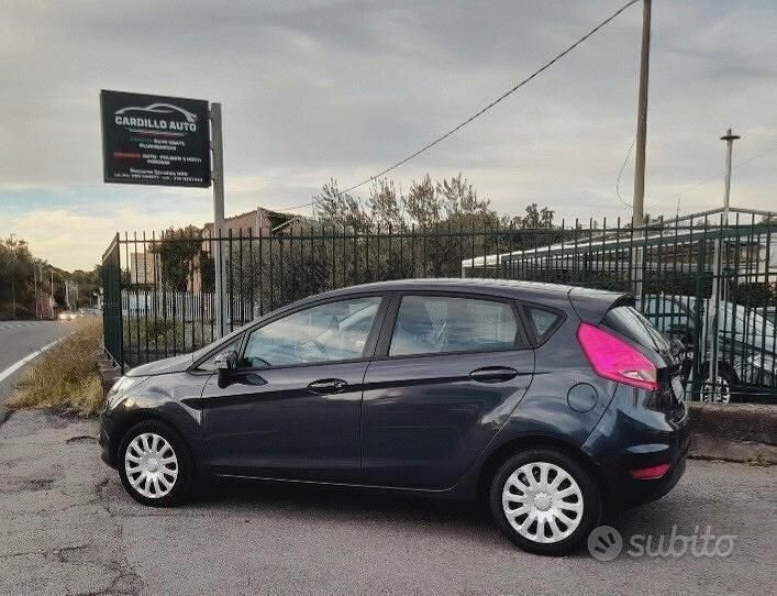 Usata Ford Fiesta 70 CV (51 kW) 2010 Grigio Berlina