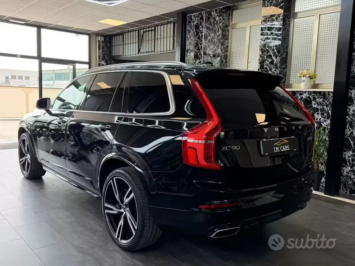 Käytetty Volvo XC90 R-Design 235 HP (172 kW) 2017 Musta Katumaasturi