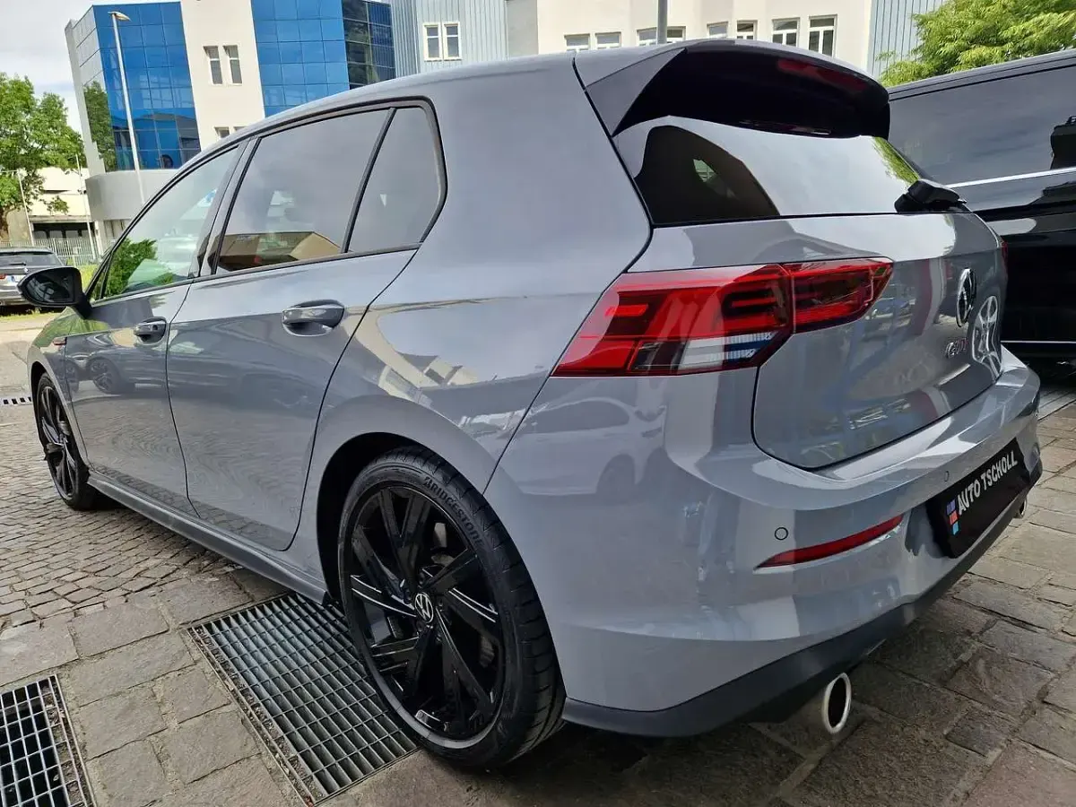 Usata VW Golf VIII GTI 245 CV (180 kW) 2023 Mondsteingrau Berlina