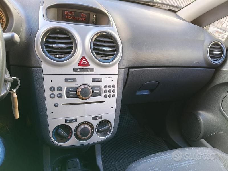 Usata Opel Corsa 726 CV (533 kW) 2011 Utilitaria