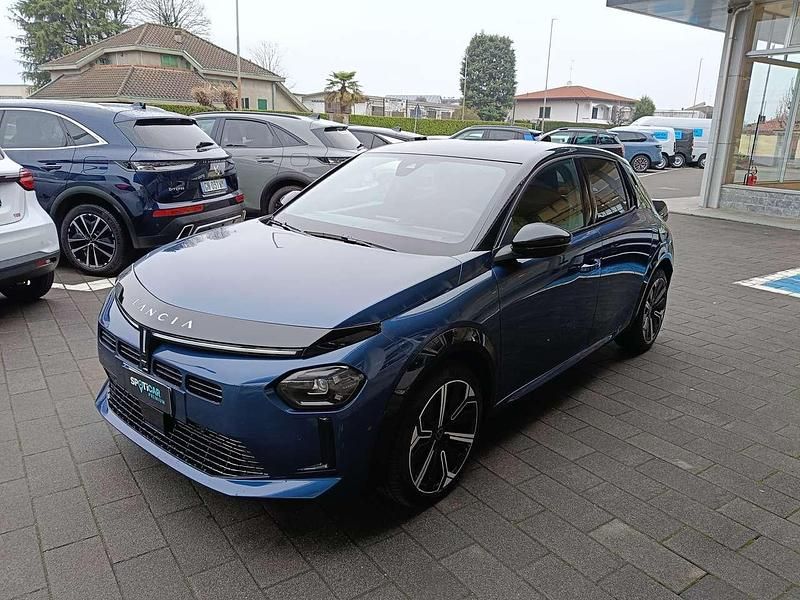 Usata Lancia Ypsilon 101 CV (74 kW) 2025 Blu lancia / tetto nero Utilitaria