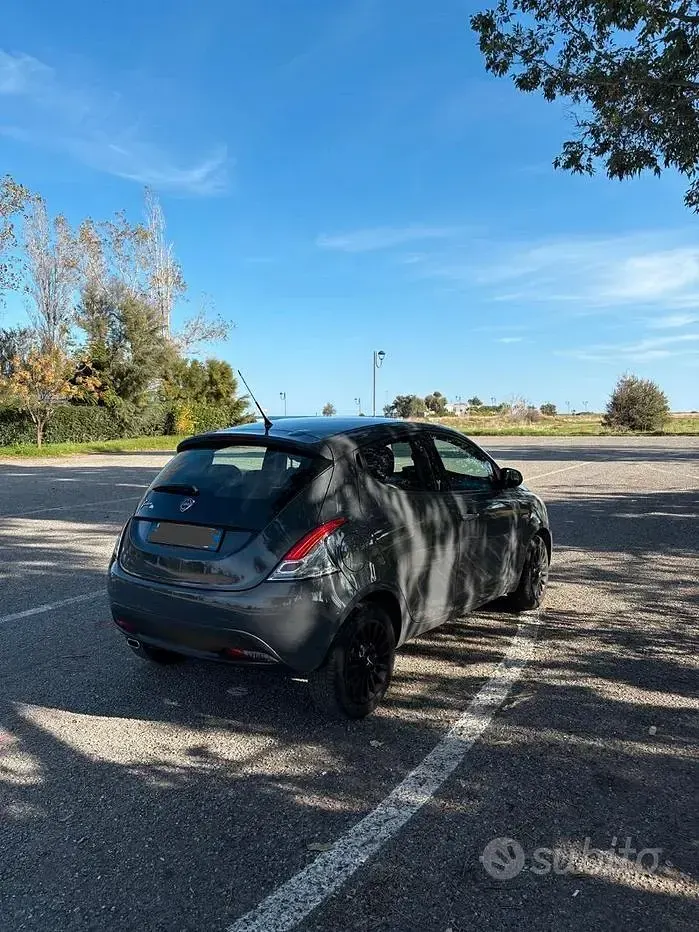 Usata Lancia Ypsilon 95 CV (69 kW) 2014 Grigio Utilitaria