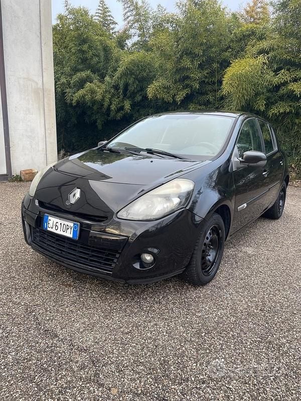 Usata Renault Clio II Dynamique 74 CV (54 kW) 2011 Nero Berlina