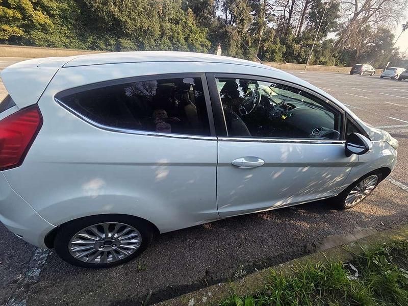 Usata Ford Fiesta Titanium 75 CV (55 kW) 2013 Bianco Berlina