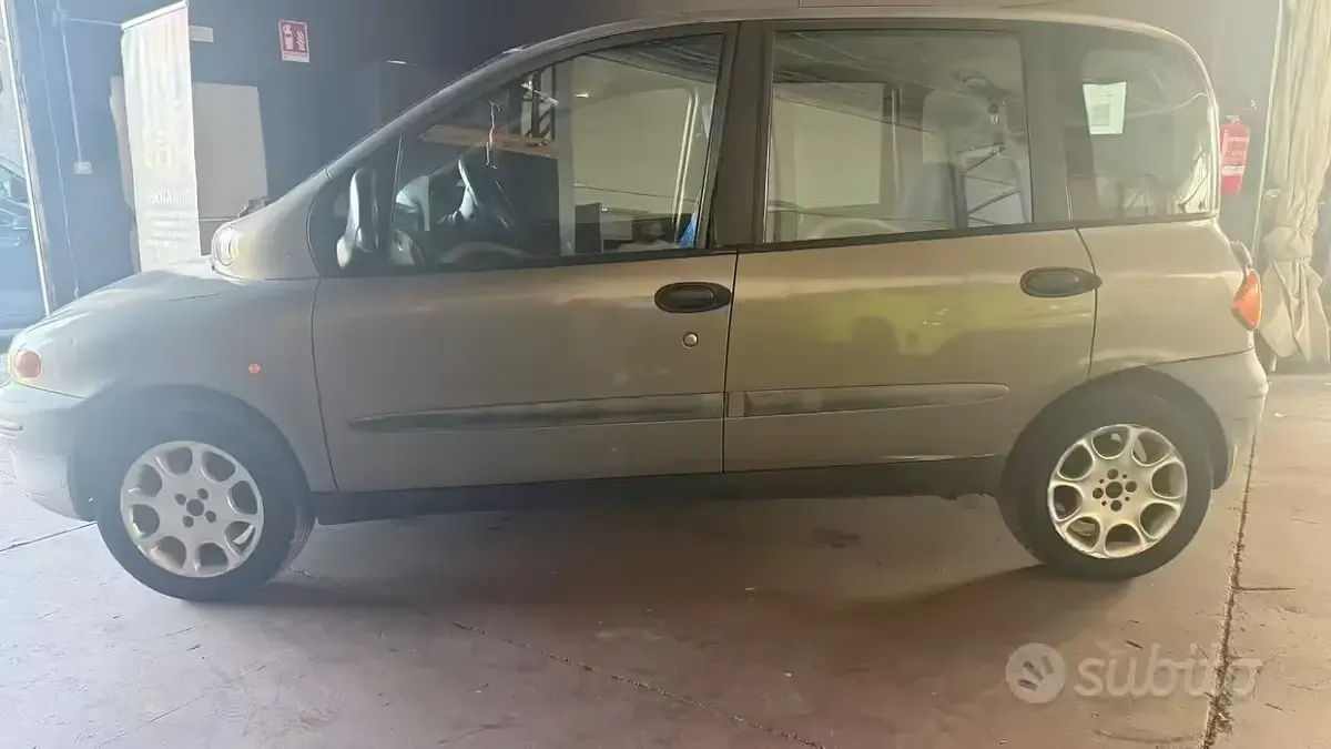 Usata Fiat Multipla 110 CV (80 kW) 2002 Grigio Monovolume