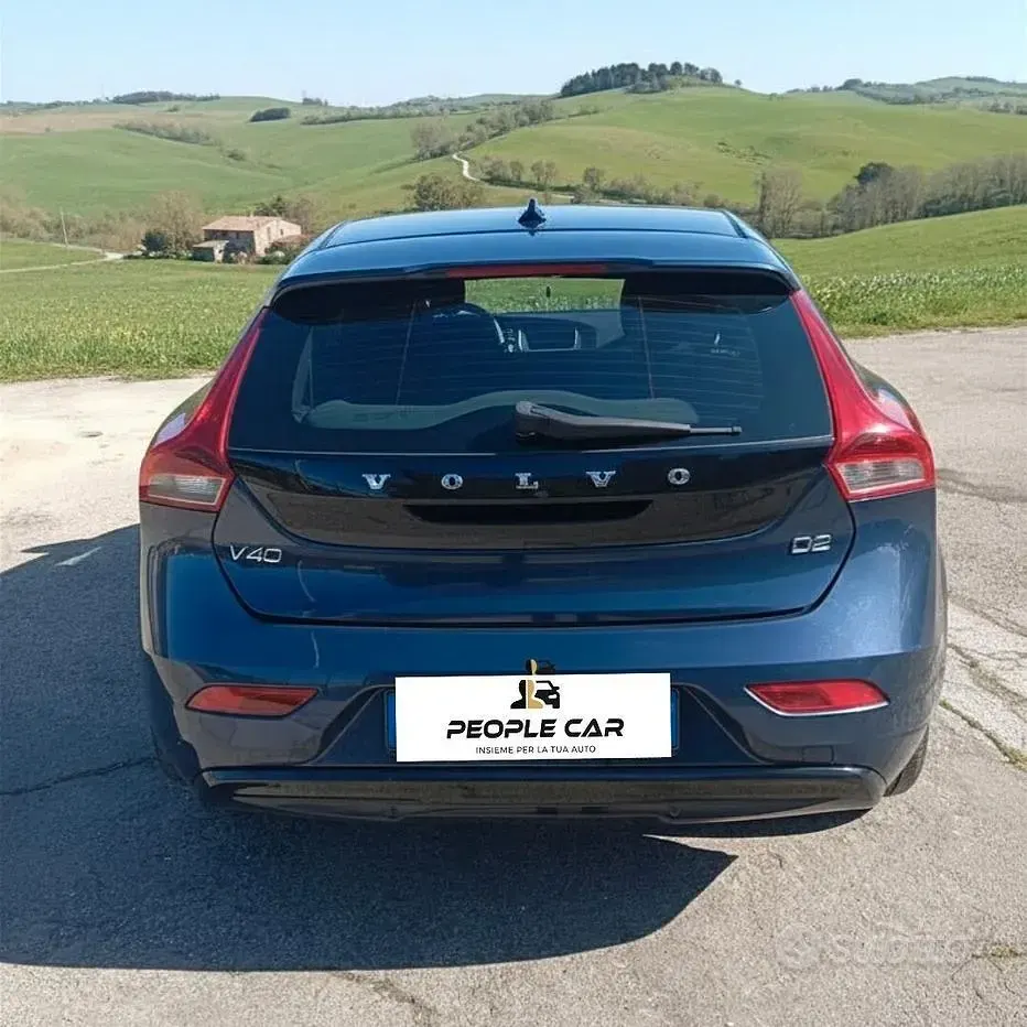 Usata Volvo V40 120 CV (88 kW) 2016 Blu Berlina