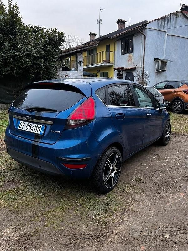 Blu Usata 2009 Ford Fiesta Tre volumi | 3000 € (Buon prezzo) - Immagine 1/4