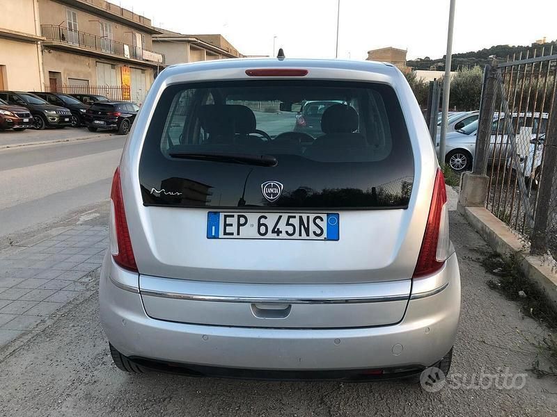 Usata Lancia Musa Gold 95 CV (69 kW) 2012 Argento Monovolume