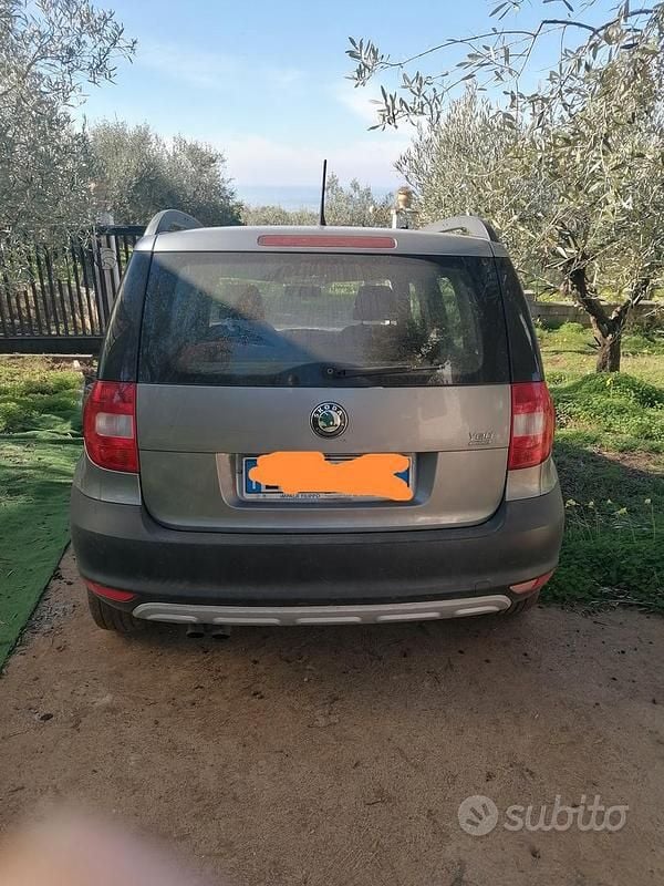 Usata Skoda Yeti 105 CV (77 kW) 2014 Grigio SUV