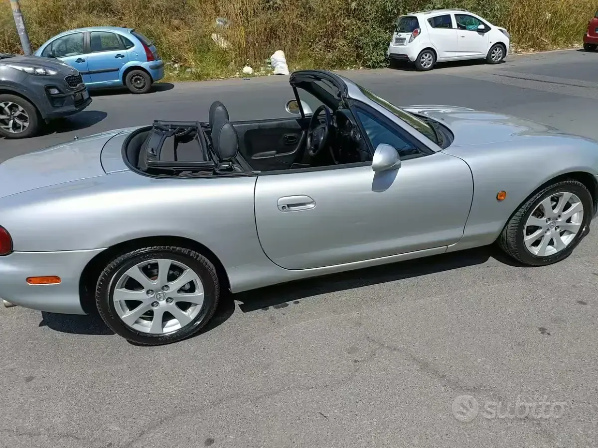 Usata Mazda MX5 110 CV (80 kW) 1999 Grigio Cabrio
