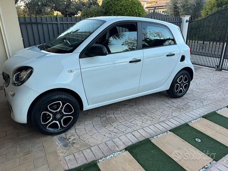 Begagnad Smart ForFour Passion 90 HK (66 kW) 2018 Vit Halvkombi