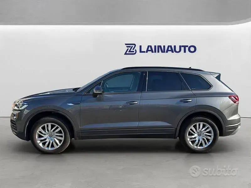 Usado VW Touareg Comfortline 231 HP (169 kW) 2021 Cinzento SUV