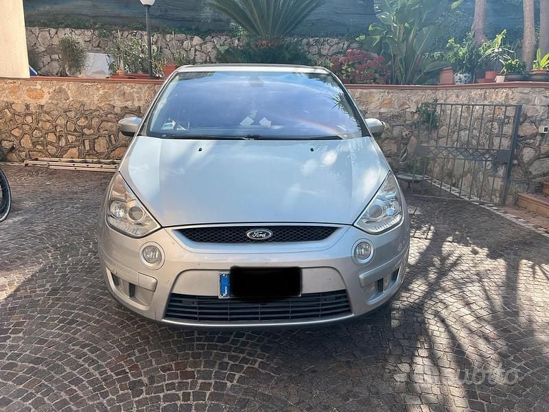 Grigio Usata 2010 Ford S-MAX S Tre volumi | 2000 € (Super prezzo) - Immagine 1/4