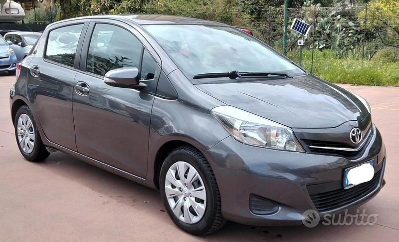 Usata Toyota Yaris Style 90 CV (66 kW) 2013 Grigio Utilitaria