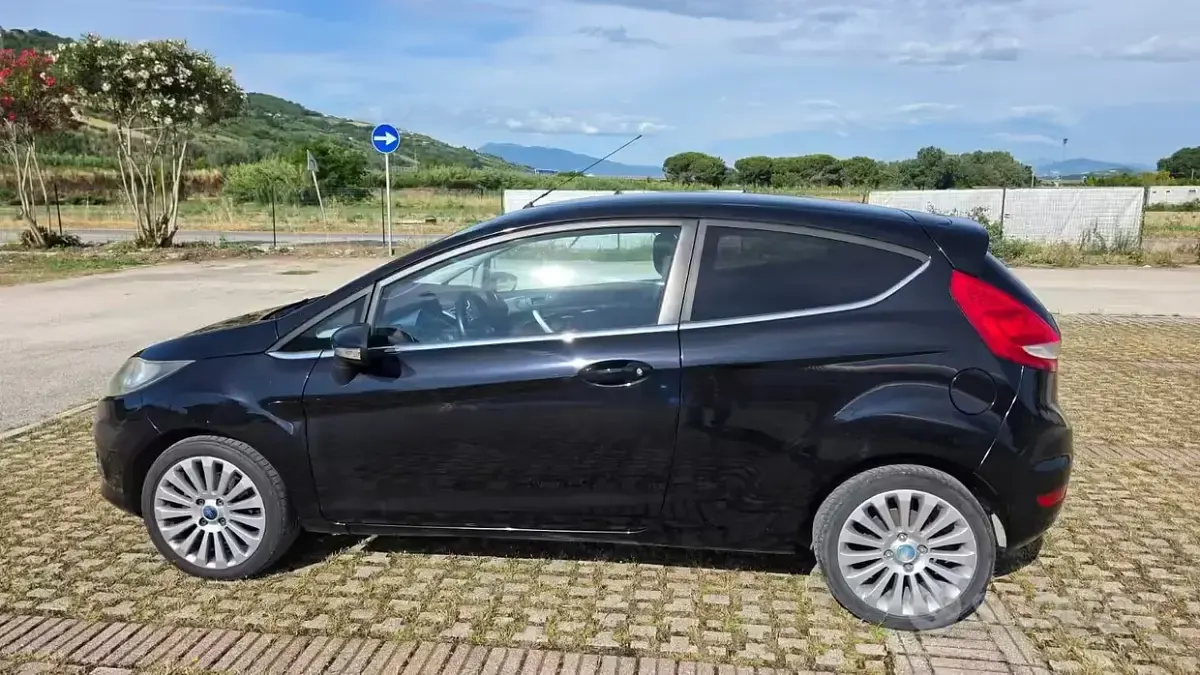 Usata Ford Fiesta 90 CV (66 kW) 2010 Nero Berlina