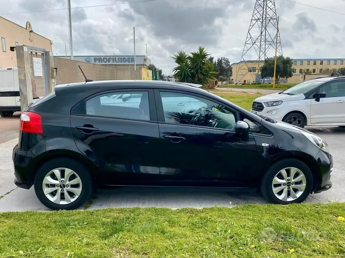 Käytetty Kia Rio Active 75 HP (55 kW) 2017 Musta Sedan